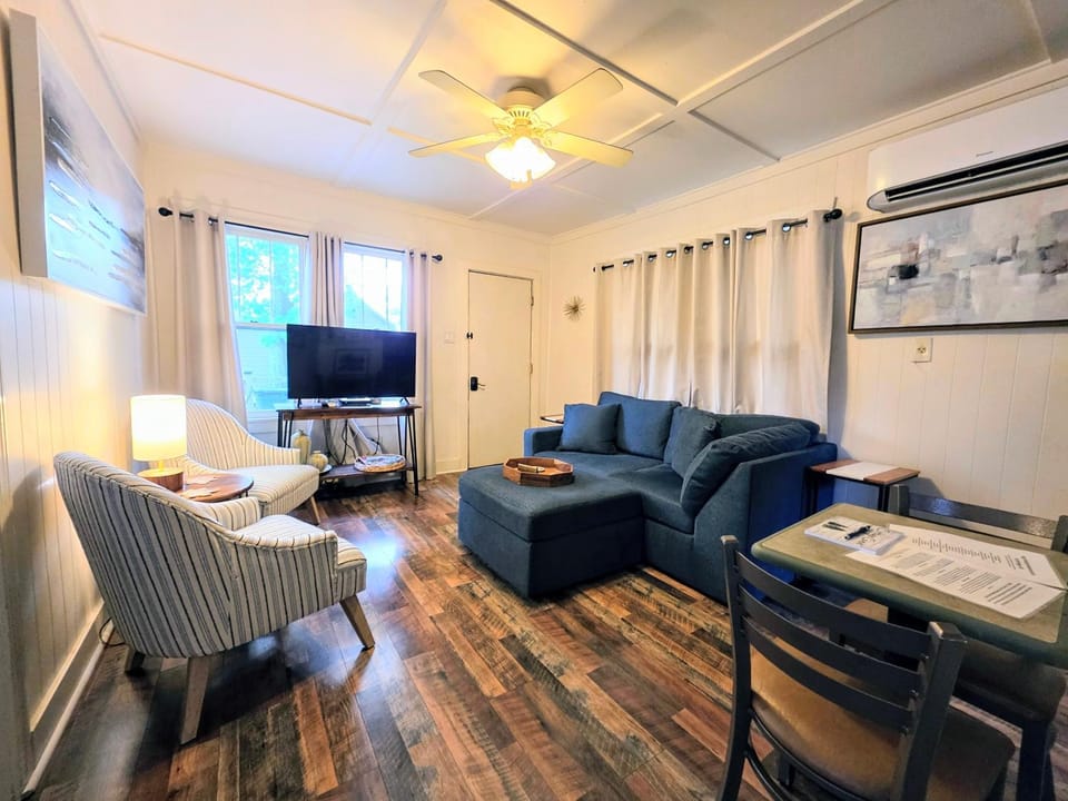 #05 - Lakefront Two Bedroom Cottage- Pet Friendly House in Rockwell