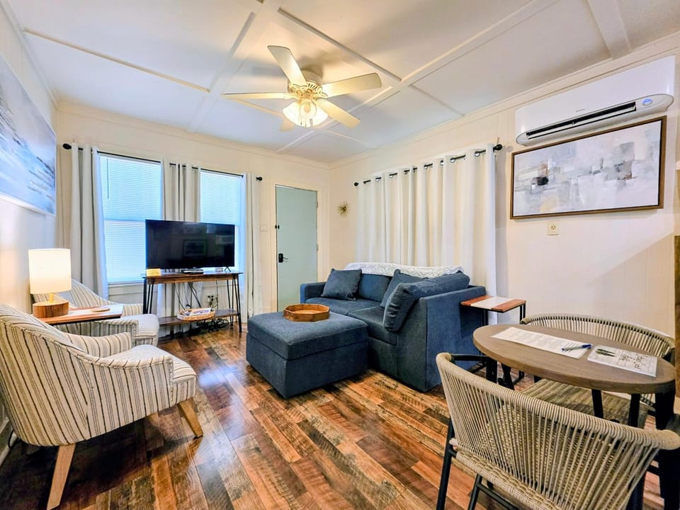 #05 - Lakefront Two Bedroom Cottage- Pet Friendly House in Rockwell