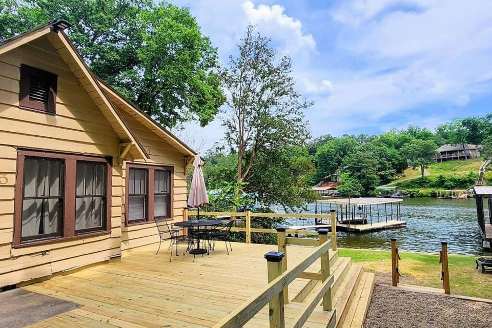 #05 - Lakefront Two Bedroom Cottage- Pet Friendly House in Rockwell