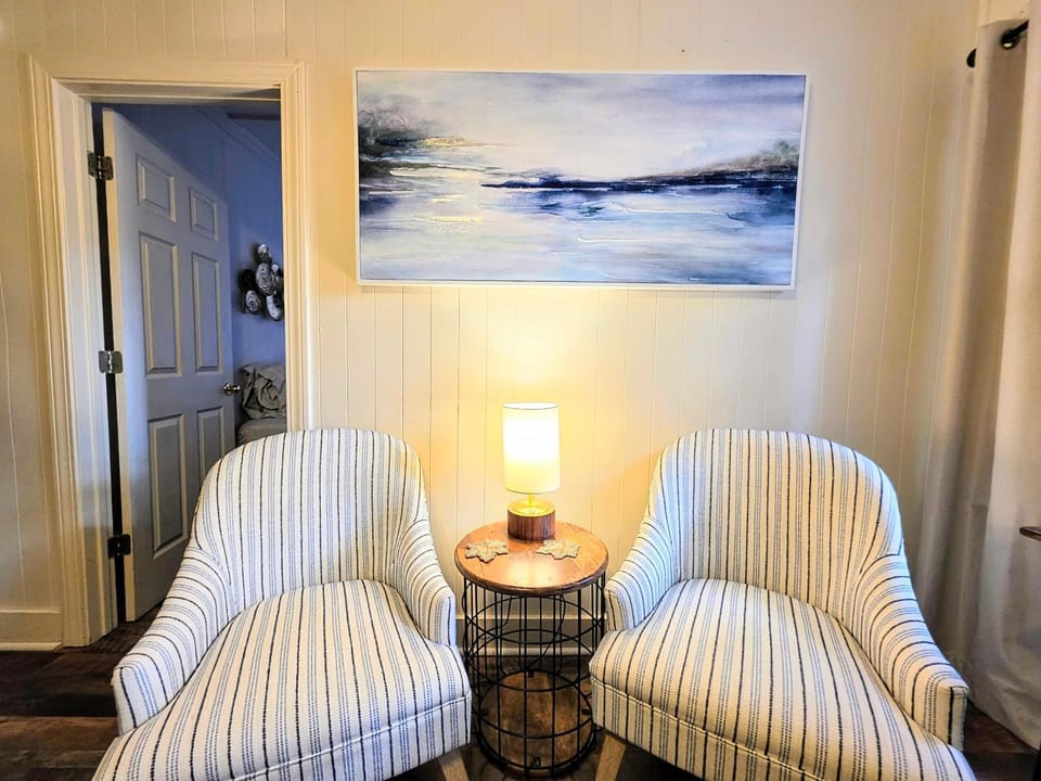 #05 - Lakefront Two Bedroom Cottage- Pet Friendly House in Rockwell