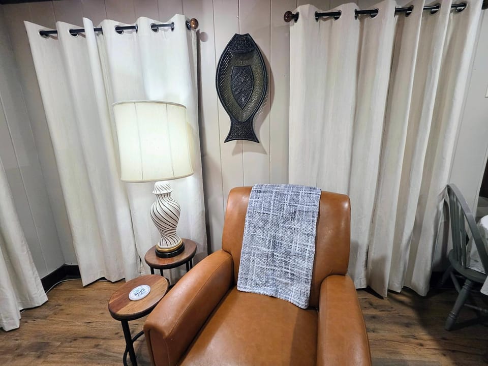 #09 - Large Lakeview One Bedroom- Pet Friendly House in Rockwell
