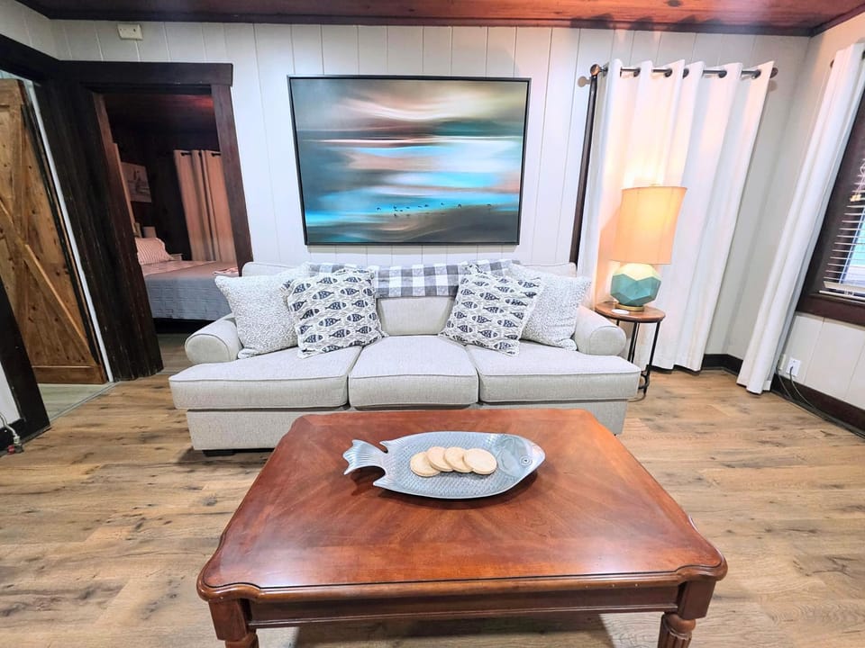 #09 - Large Lakeview One Bedroom- Pet Friendly House in Rockwell