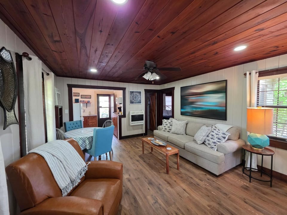 #09 - Large Lakeview One Bedroom- Pet Friendly House in Rockwell
