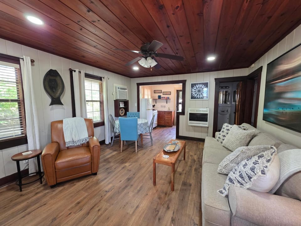 #09 - Large Lakeview One Bedroom- Pet Friendly House in Rockwell