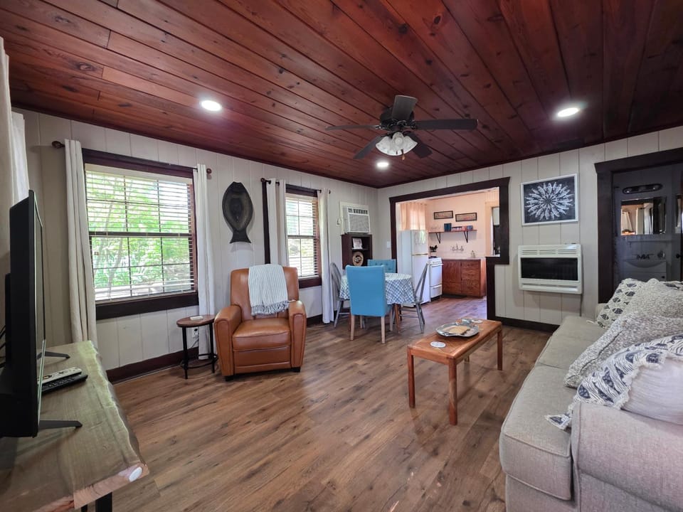 #09 - Large Lakeview One Bedroom- Pet Friendly House in Rockwell