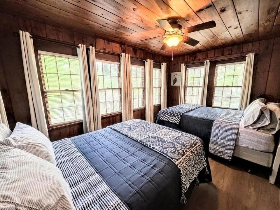 #09 - Large Lakeview One Bedroom- Pet Friendly House in Rockwell