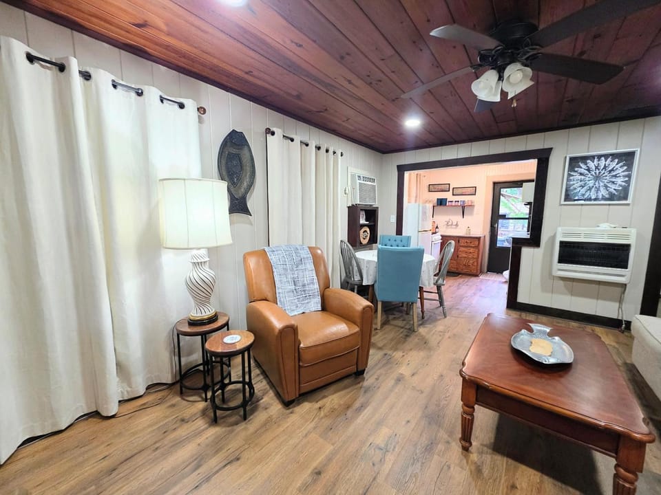 #09 - Large Lakeview One Bedroom- Pet Friendly House in Rockwell