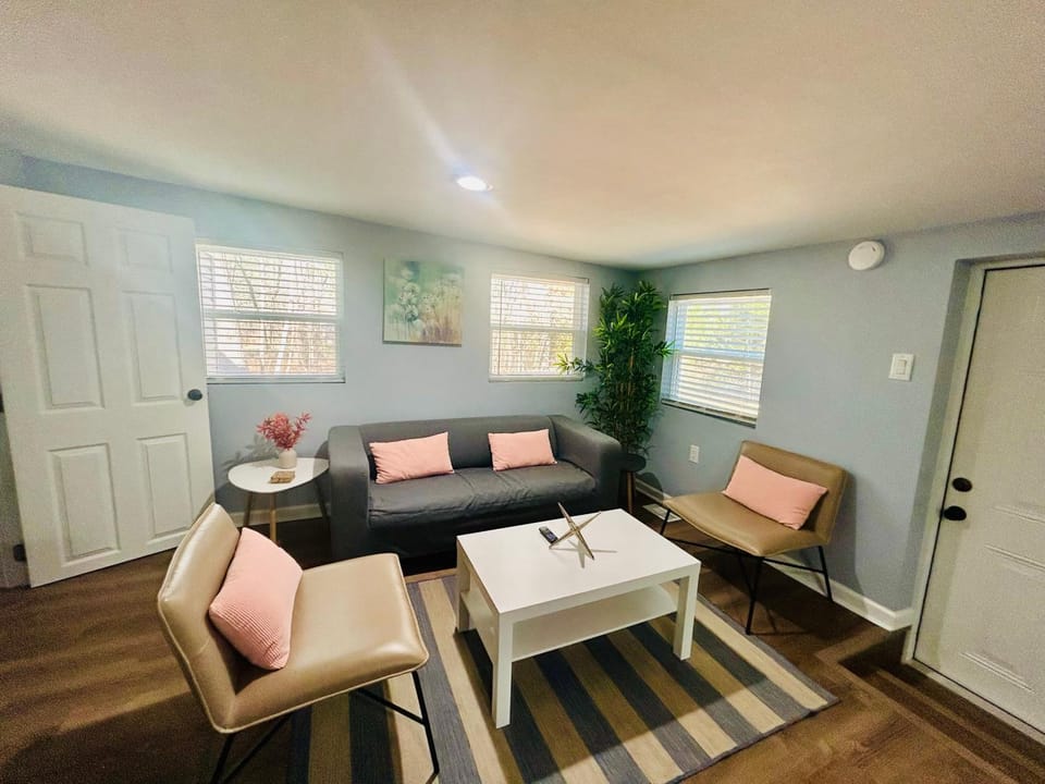 Photo of the whole room, Seating area