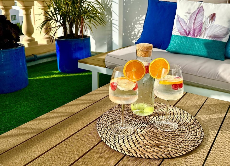 Food and drinks, Seating area, Drinks