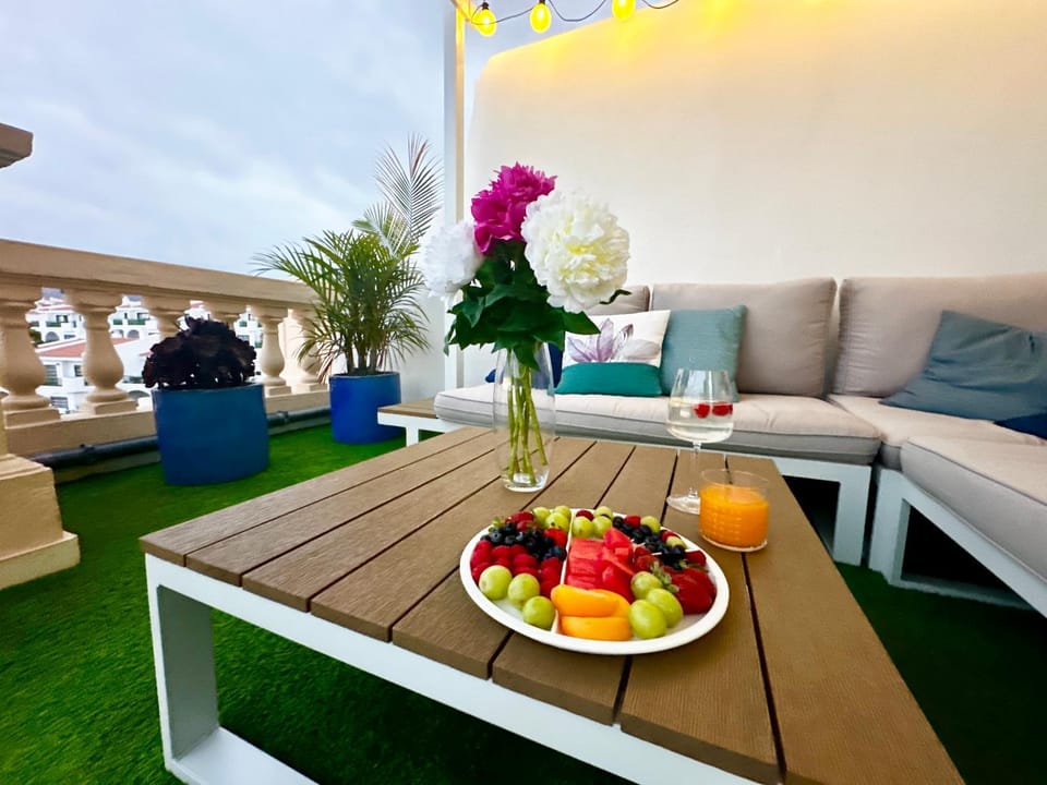 Patio, Day, Food and drinks, Seating area, Dining area