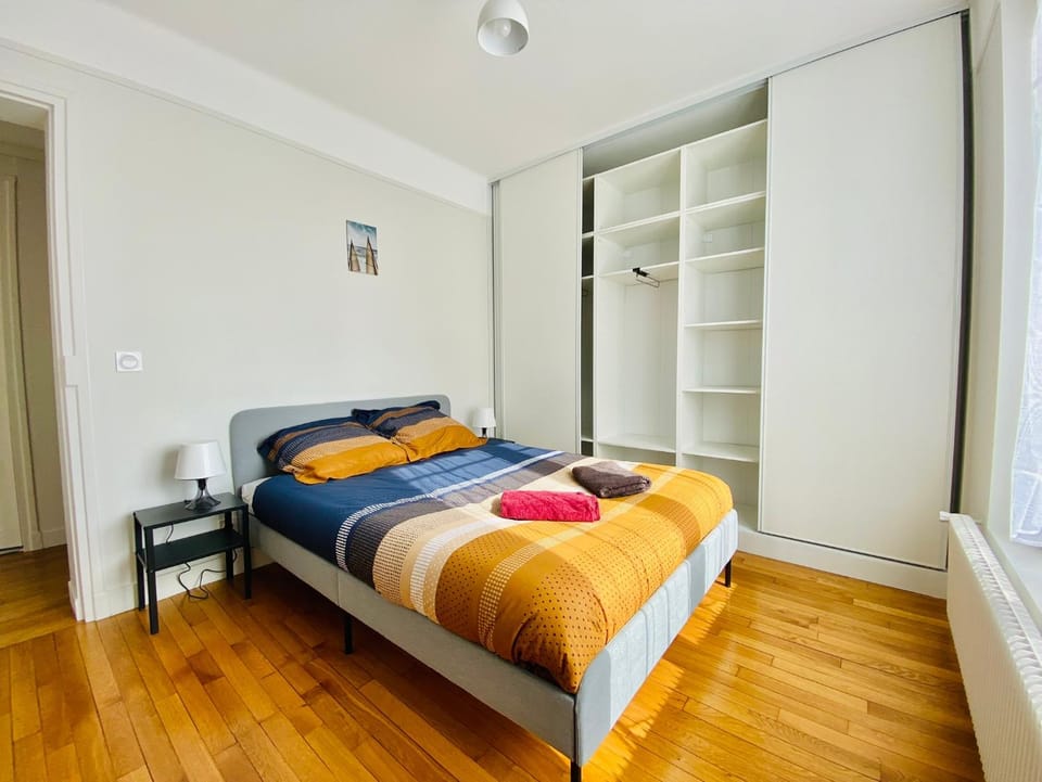 Bed, Photo of the whole room, Bedroom, wardrobe