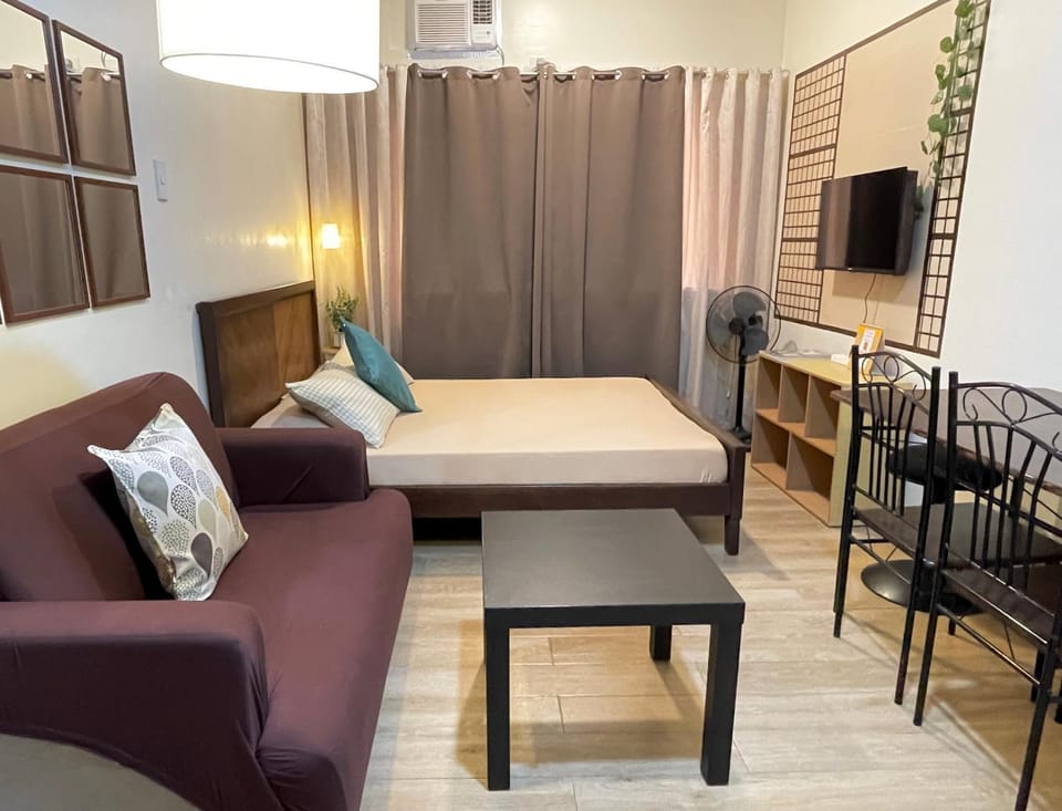Bed, TV and multimedia, Living room, Photo of the whole room, Seating area, Bedroom