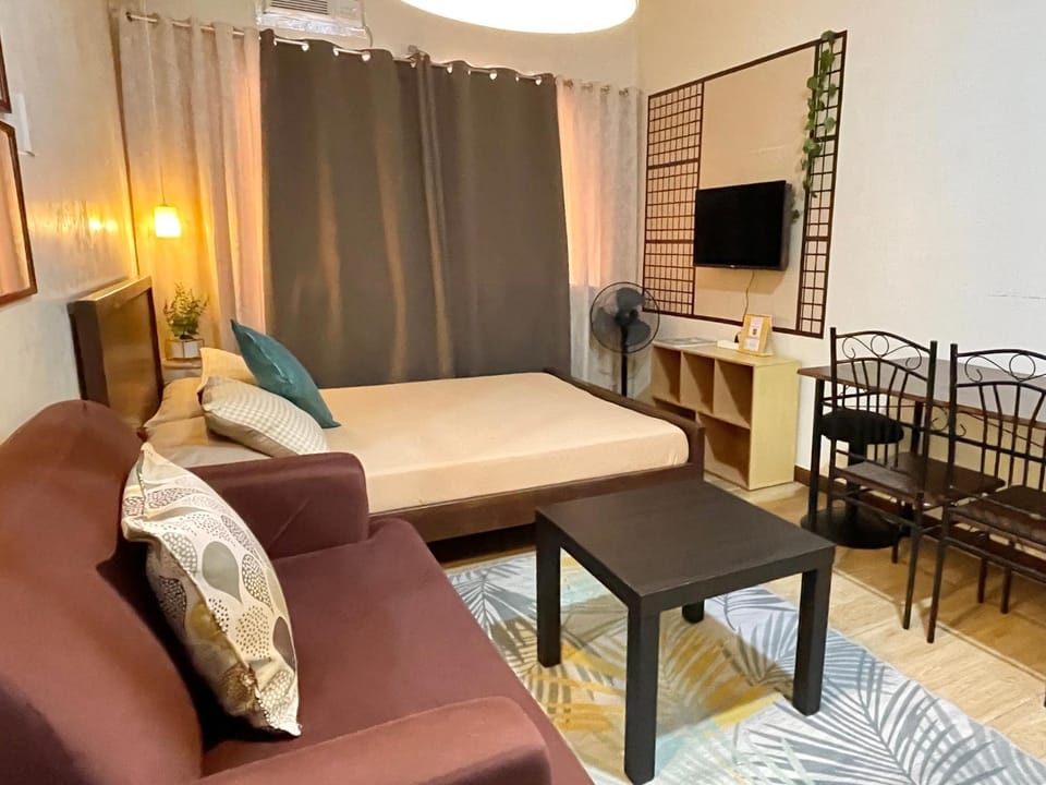 Bed, TV and multimedia, Living room, Photo of the whole room, Seating area, Dining area, Bedroom
