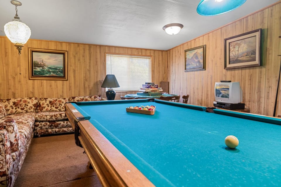 Billiard, Game Room