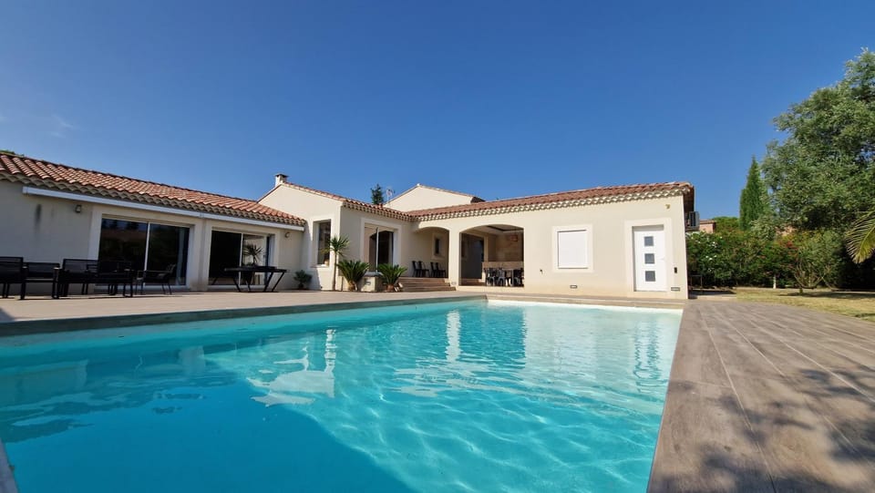 Property building, Swimming pool, sunbed