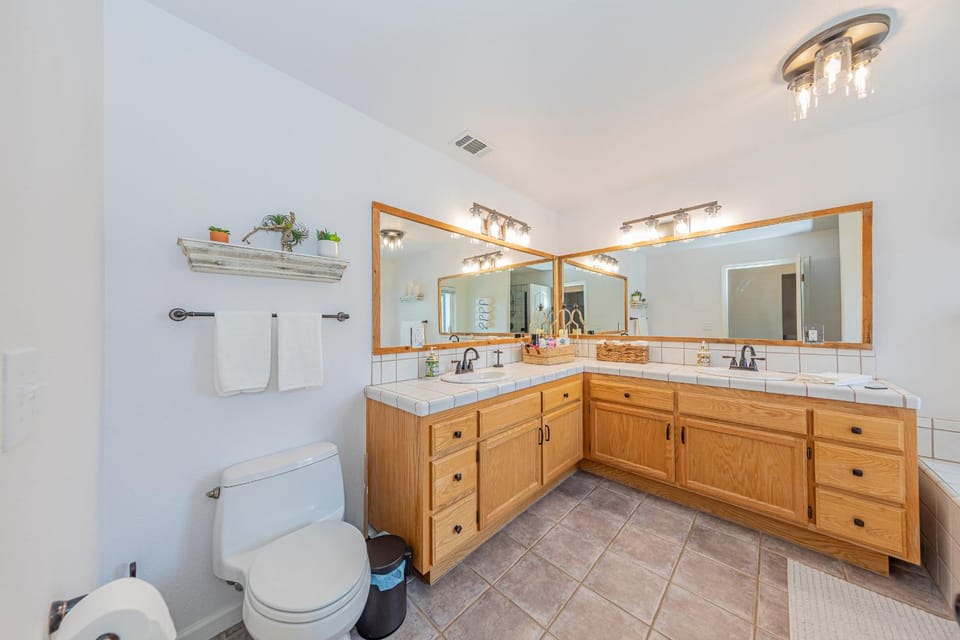 Toilet, Bathroom, towels