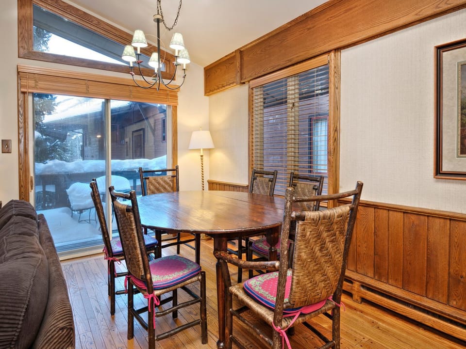 All Seasons 4 Bedroom Apartment in Vail