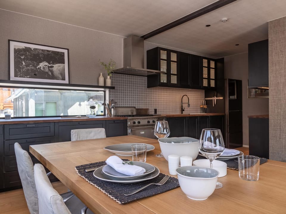 Kitchen or kitchenette, Dining area
