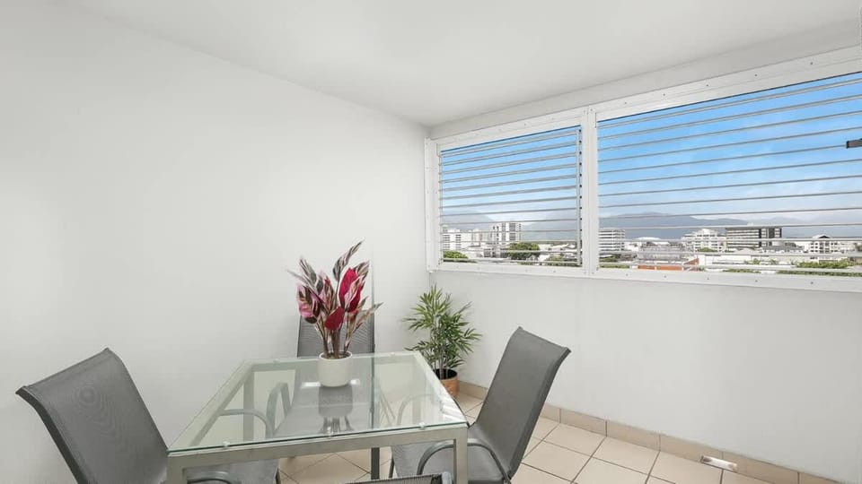 'The Sand Dollar' Central Cairns Chic with Adjacent Studio Apartment in Cairns