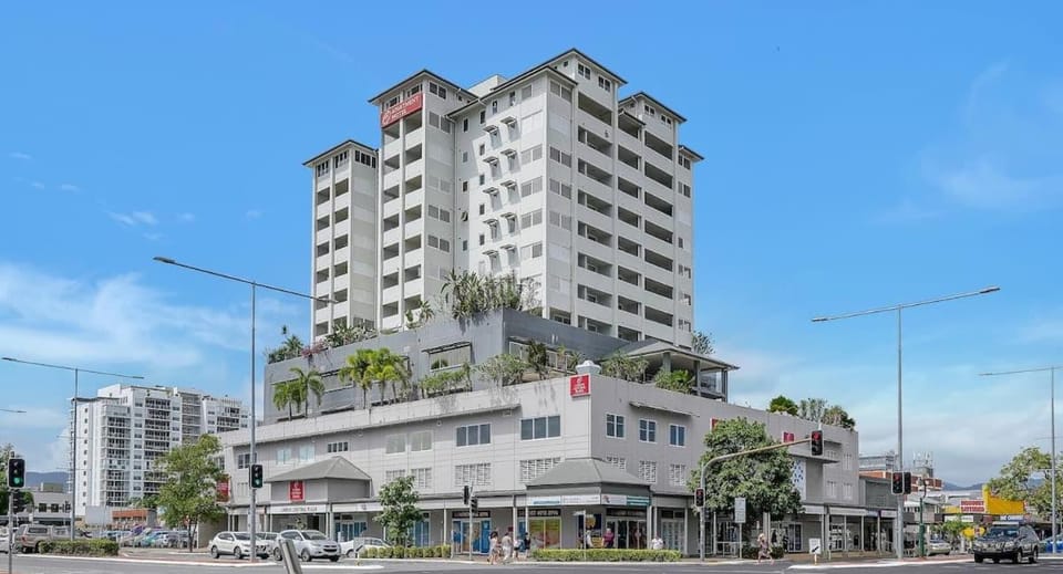 'The Sand Dollar' Central Cairns Chic with Adjacent Studio Apartment in Cairns