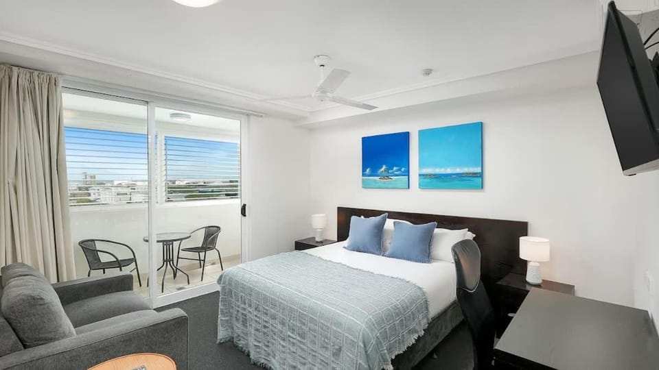 'The Sand Dollar' Central Cairns Chic with Adjacent Studio Apartment in Cairns