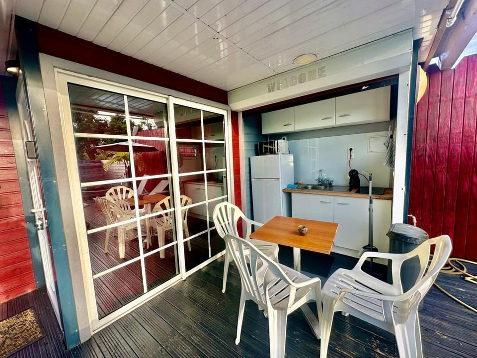 Kitchen or kitchenette, Dining area, minibar