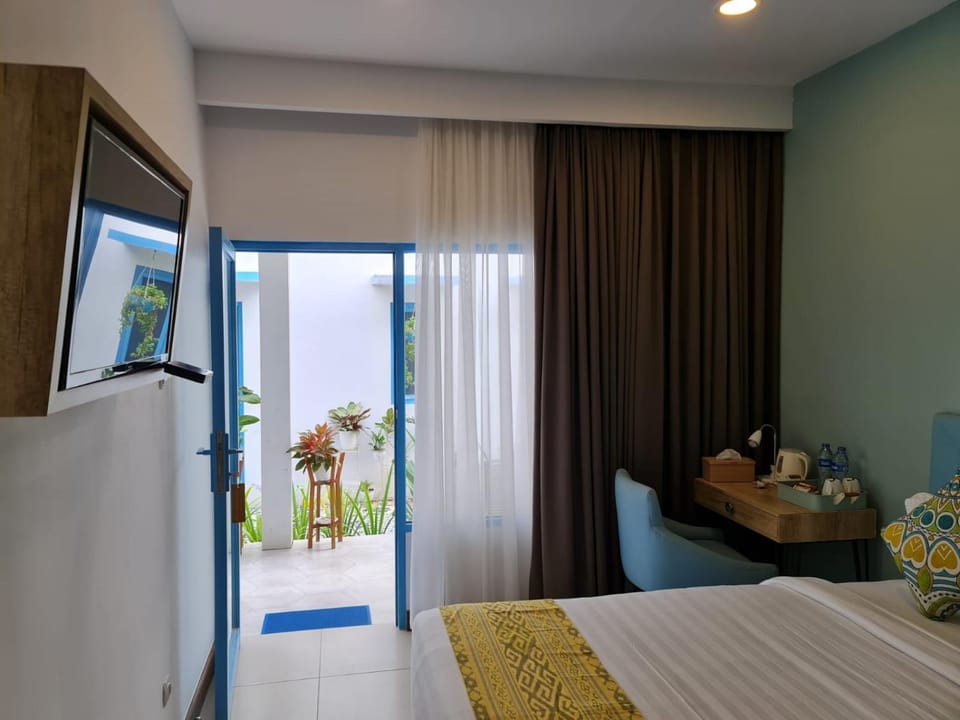 Bed, TV and multimedia, Photo of the whole room, Bedroom