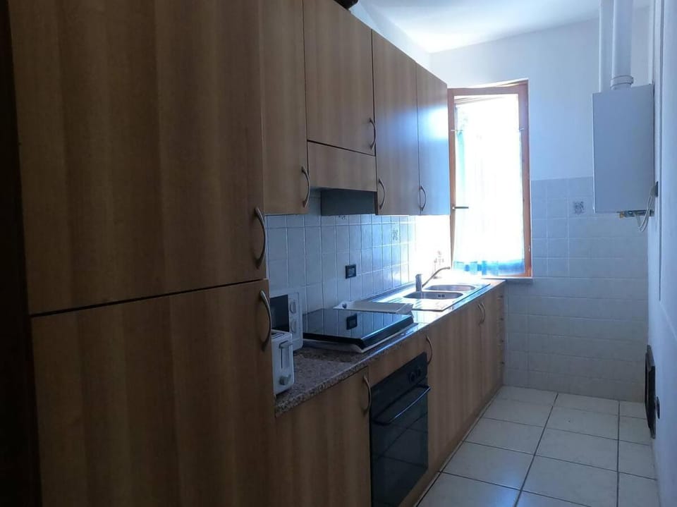 Kitchen or kitchenette, minibar