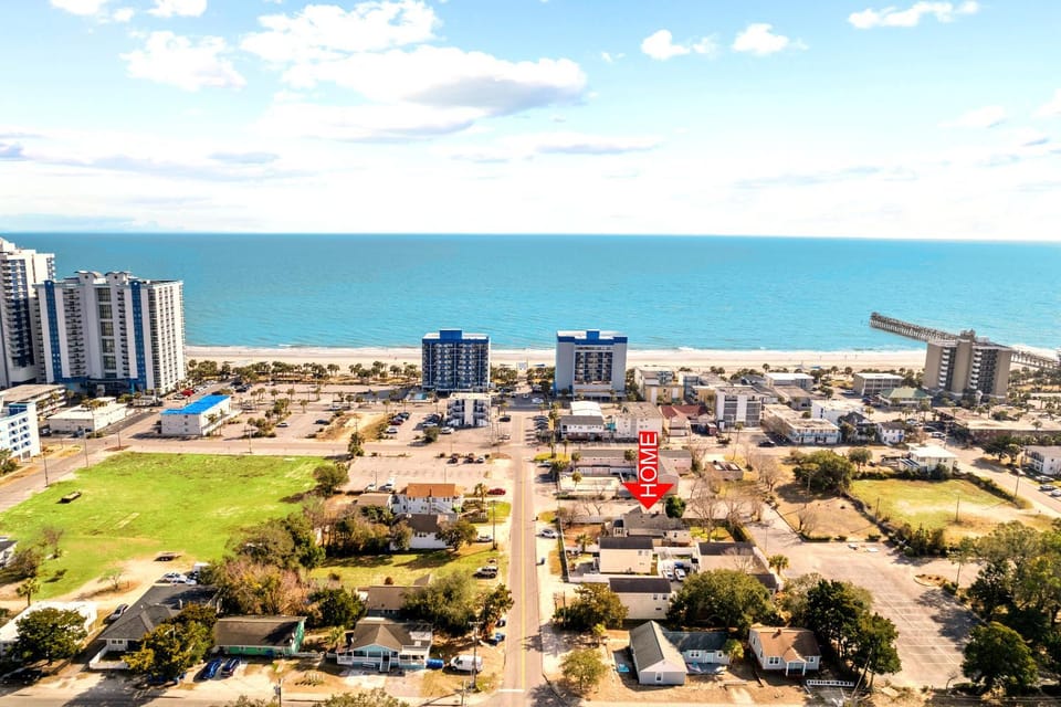 Property building, Nearby landmark, Day, Neighbourhood, Natural landscape, Bird's eye view, Beach, City view, Sea view, Street view, Location