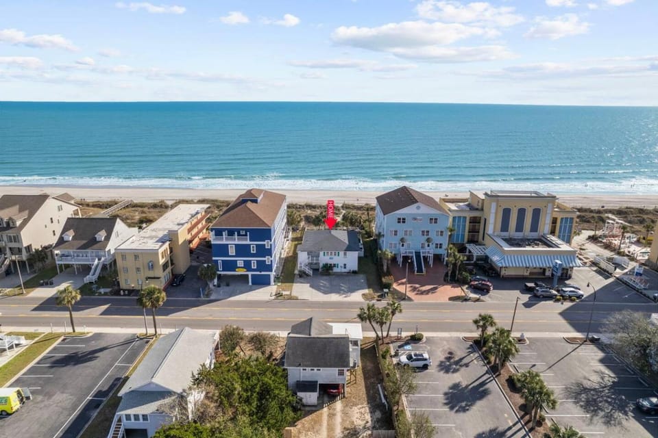 Property building, Neighbourhood, Natural landscape, Bird's eye view, Beach, Sea view, Street view, Location, Parking