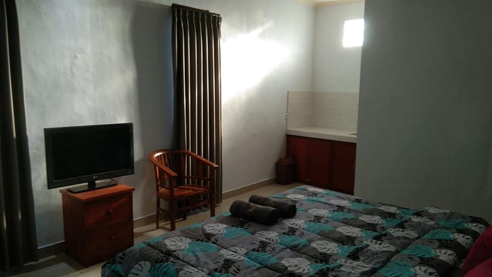 Bed, TV and multimedia, Photo of the whole room, Bedroom