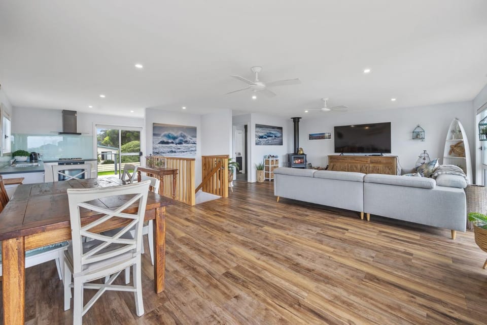 TV and multimedia, Living room, Seating area, Dining area, Evening entertainment, fireplace