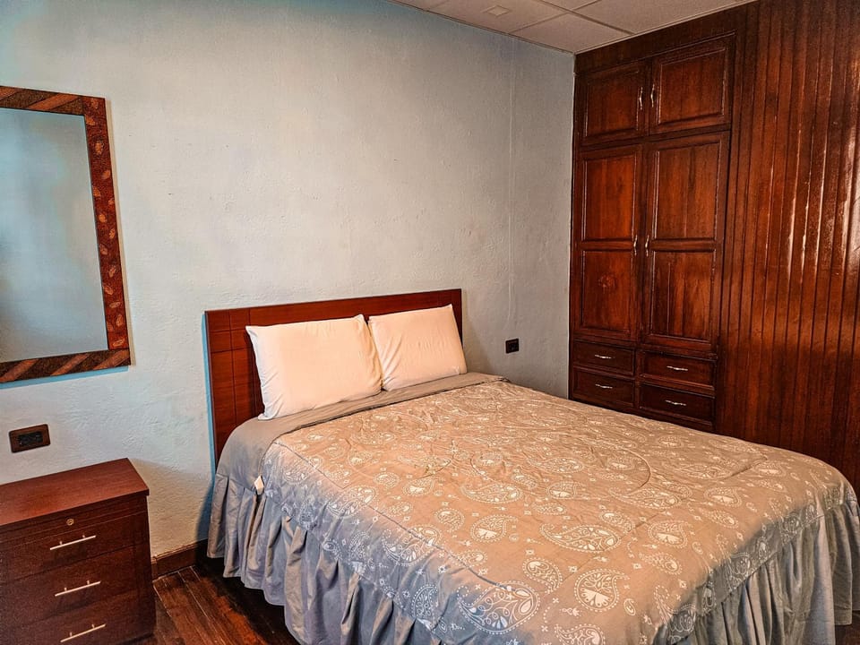 Photo of the whole room, Bedroom, wardrobe