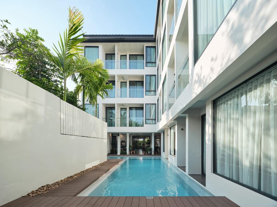 Property building, Day, Pool view, Swimming pool