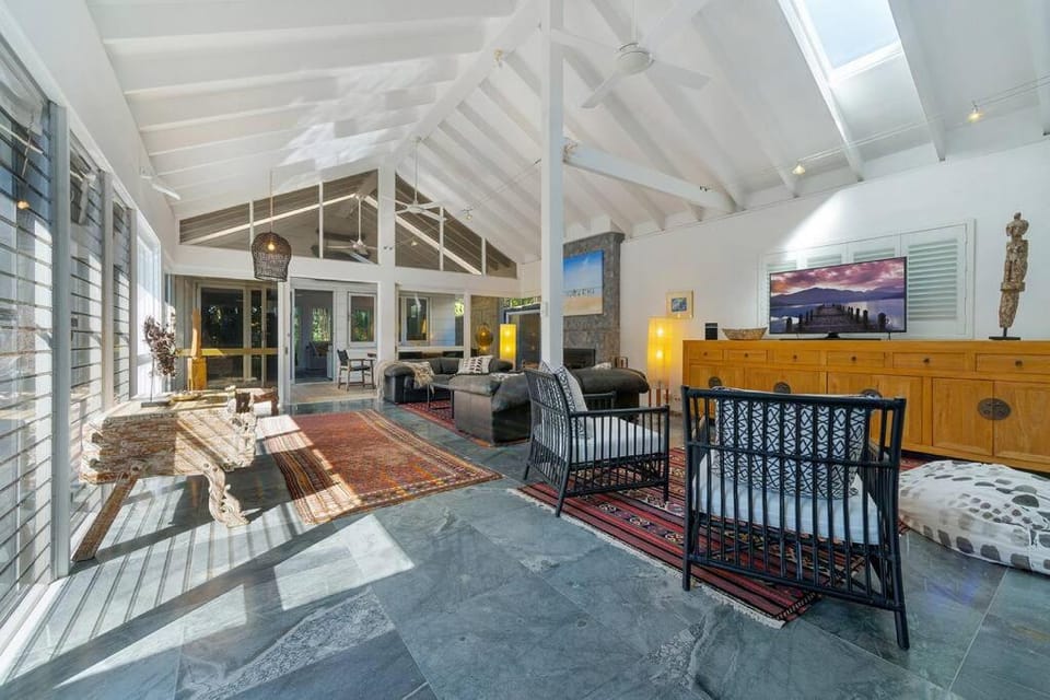 TV and multimedia, Living room, Seating area, Evening entertainment