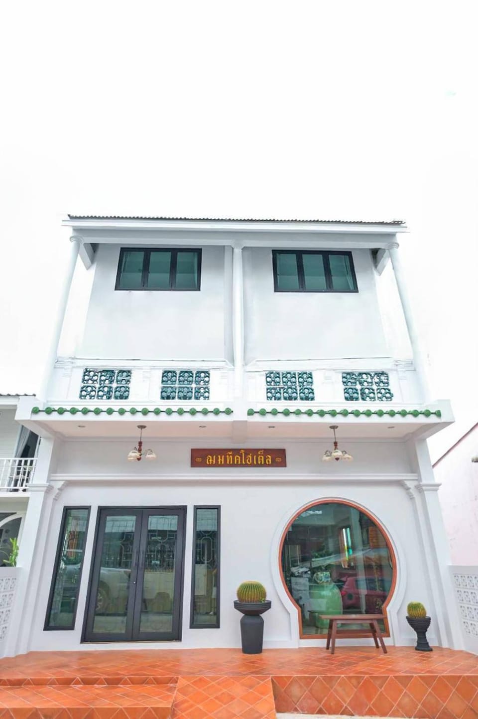 Property building, Facade/entrance, Day