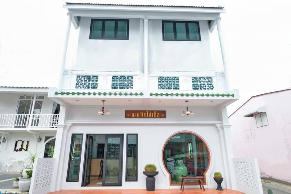 Property building, Facade/entrance, Day