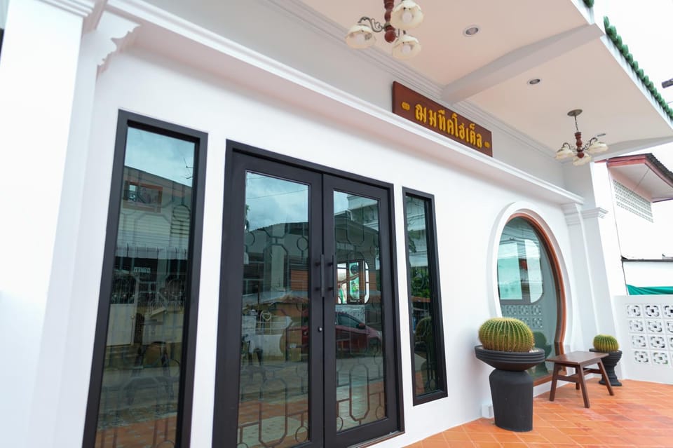 Property building, Facade/entrance, Day