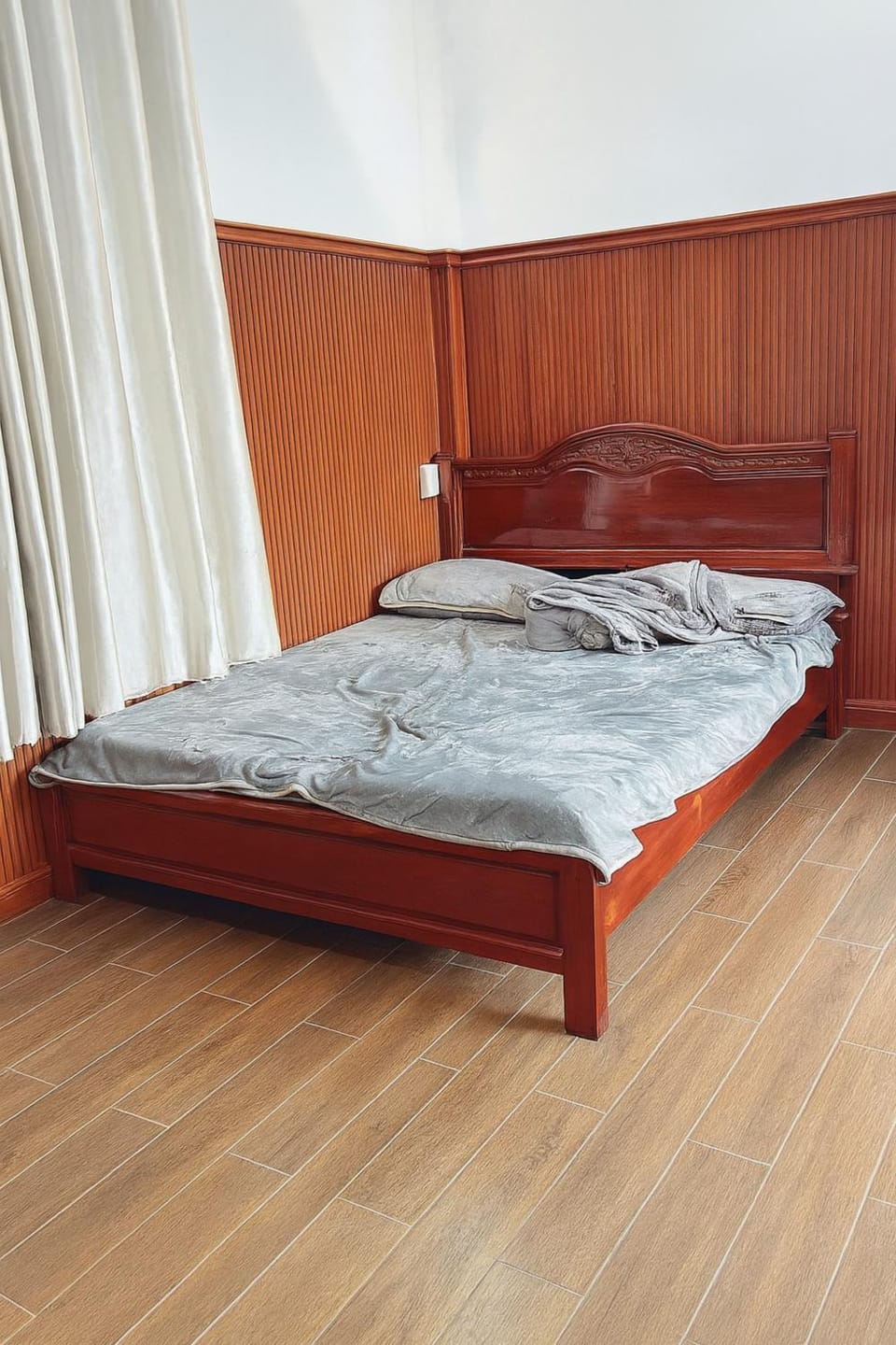 Photo of the whole room, Bedroom