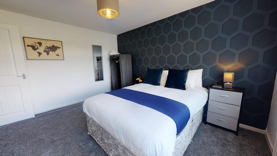 Photo of the whole room, Bedroom, wardrobe