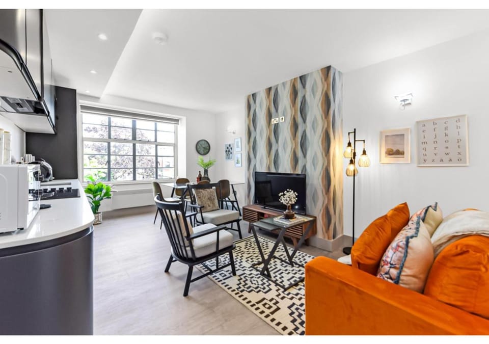 TV and multimedia, Kitchen or kitchenette, Living room, Seating area, Dining area