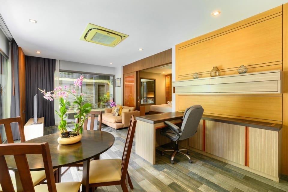 Kitchen or kitchenette, Living room, Seating area, Bedroom, Pool view, Breakfast, group of guests