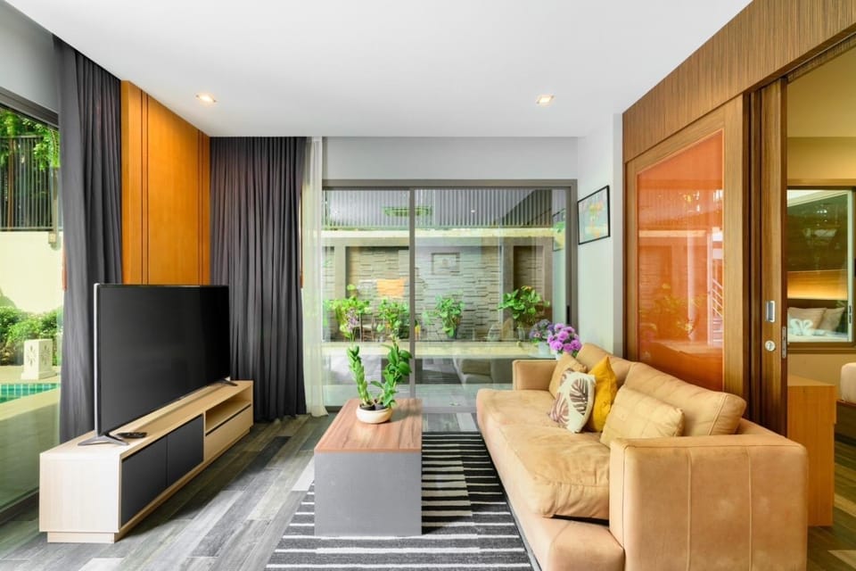 TV and multimedia, Seating area, Pool view