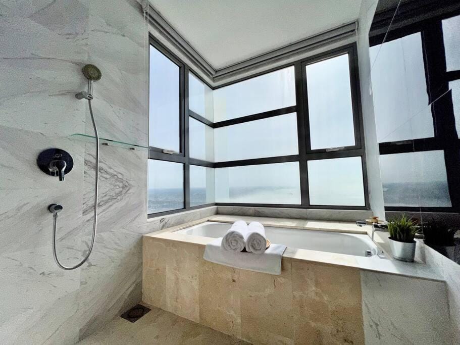 Melaka Silverscape Stay -3room/8pax/55'tv/TV-Box Apartment in Malacca
