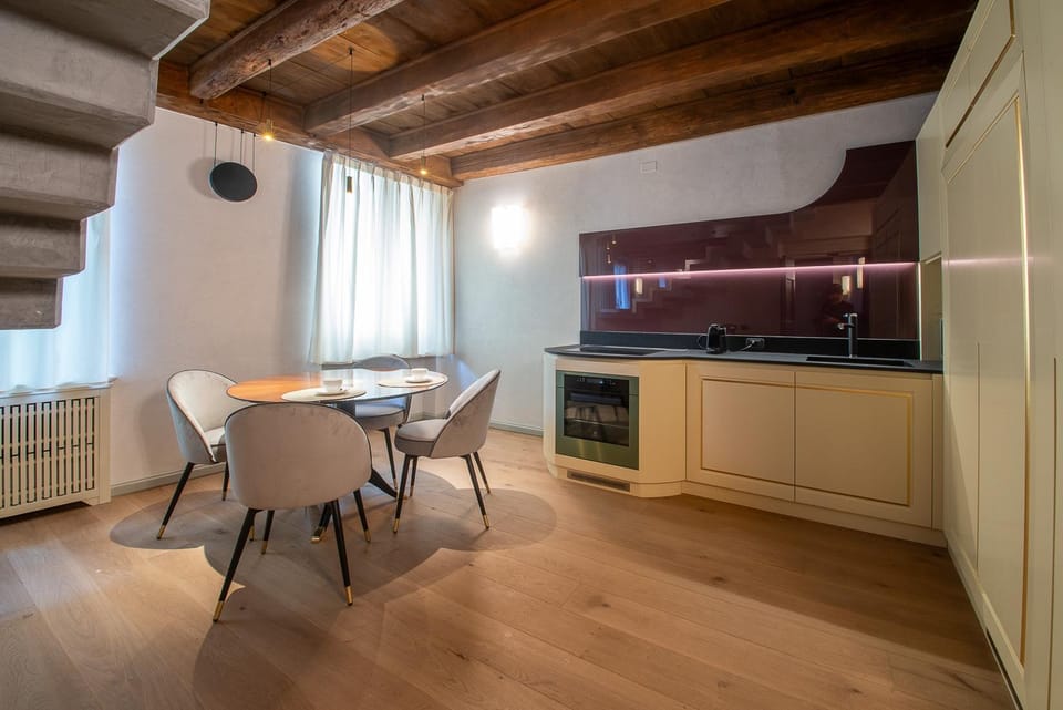 Kitchen or kitchenette, Seating area, Dining area, internet