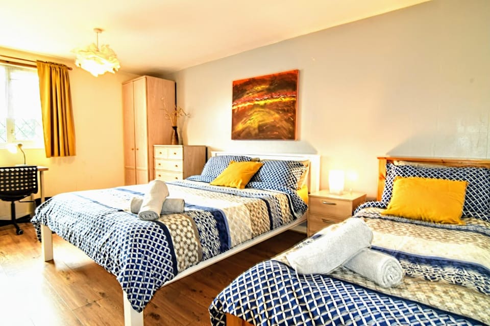 Bed, Photo of the whole room, Seating area, Bedroom