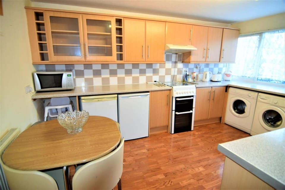 Kitchen or kitchenette, Dining area, minibar, pet friendly, stove, toaster, washing machine, dryer