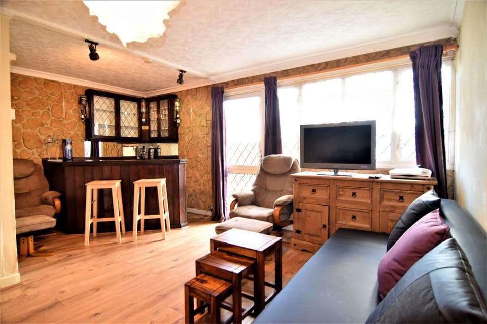 TV and multimedia, Living room, Seating area, Dining area, Evening entertainment