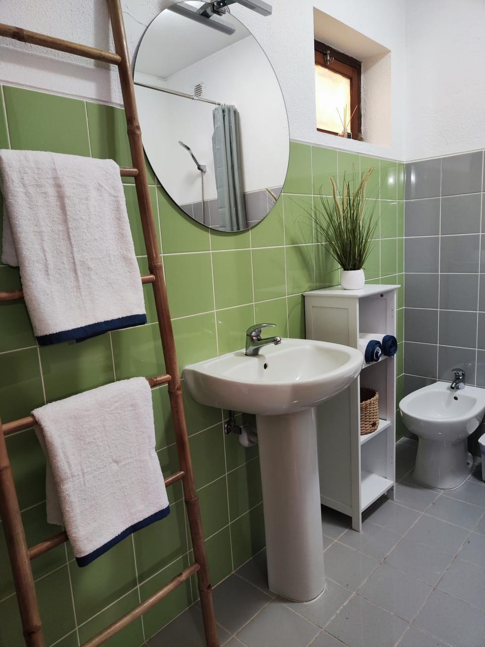 Shower, Toilet, Bathroom, bidet, towels