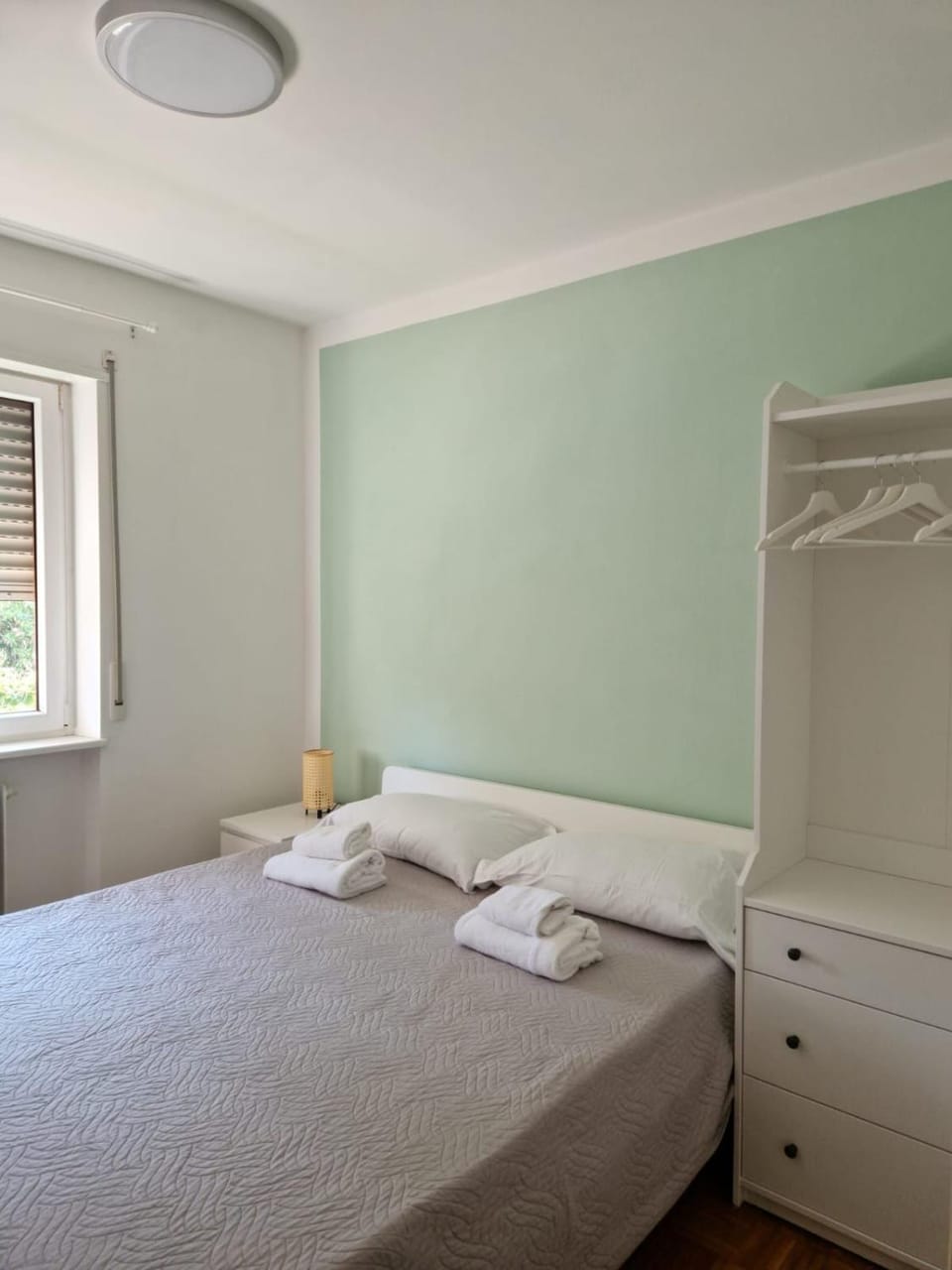 Photo of the whole room, towels